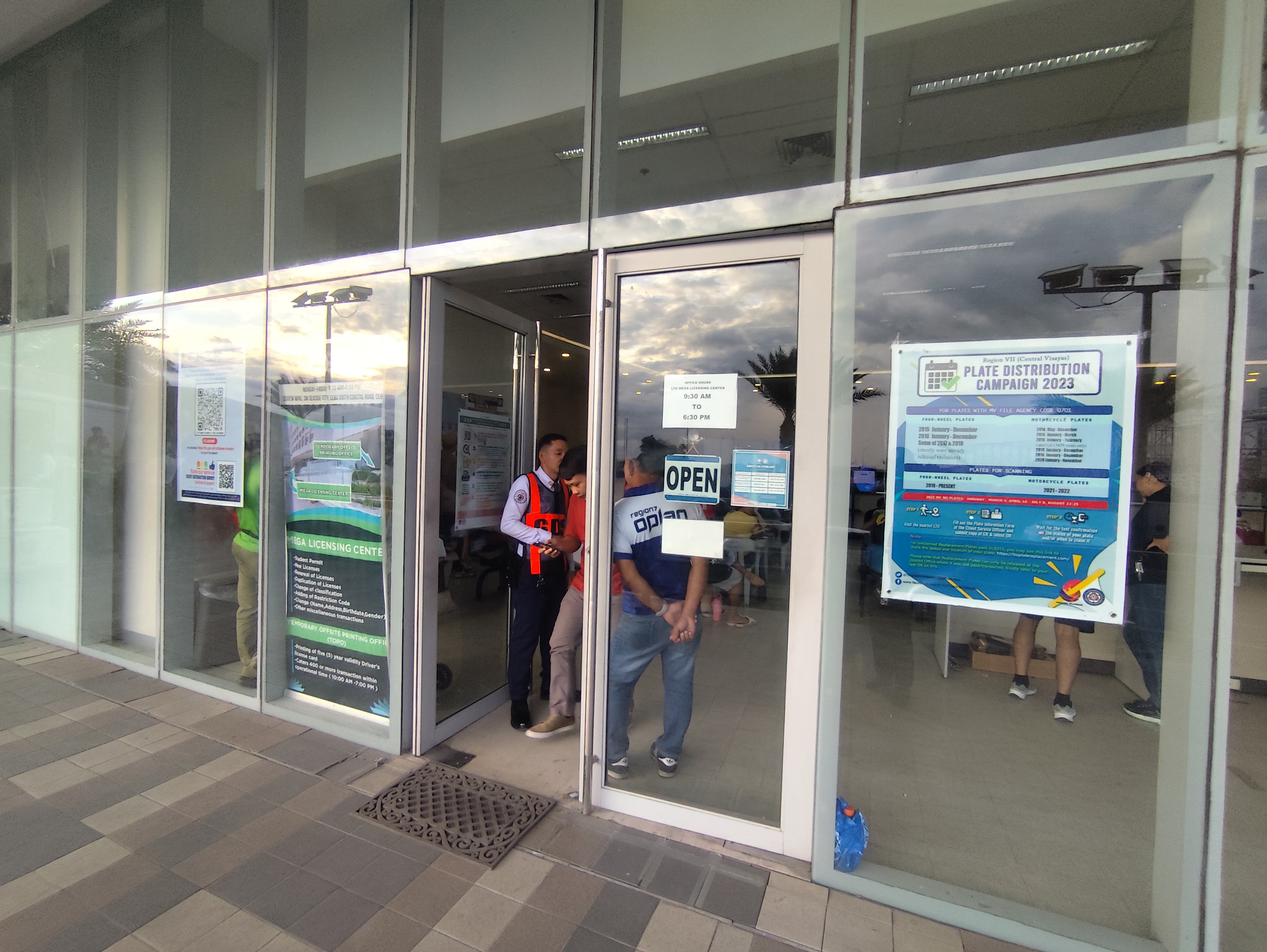 LTO SMシーサイドのCitizen's Charter掲示。手続きの種類・担当者・処理時間が一覧で明示